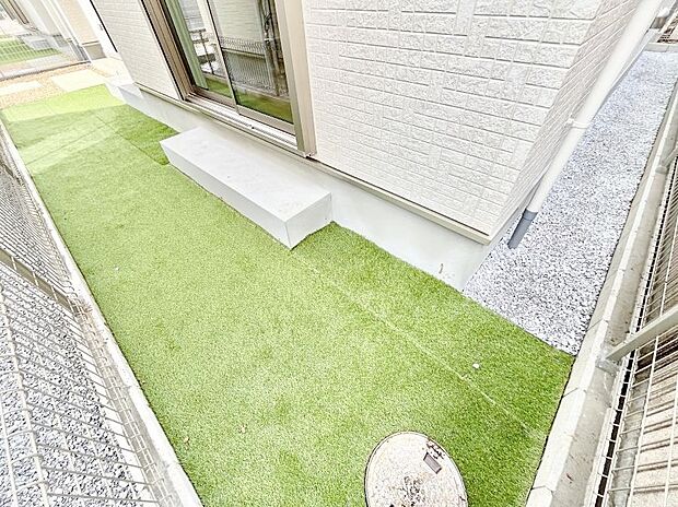 住まいに明るい光と開放感を演出してくれる庭スペース付き！