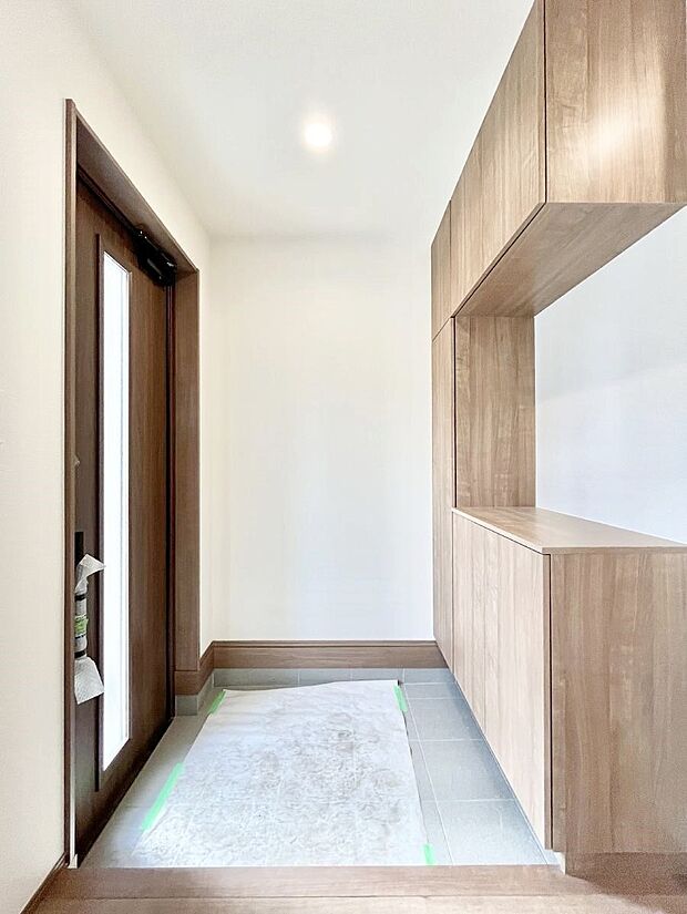 ガラススリットの入った玄関ドアが室内に光を届けてくれます