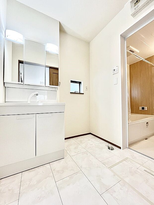 小窓がついているので湿気の多い場所でも換気が十分行えます。毎日の身支度を気持ち良く!