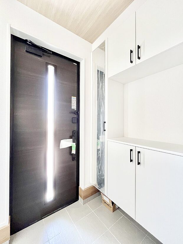 ガラススリットの入った玄関ドアが室内に光を届けてくれます