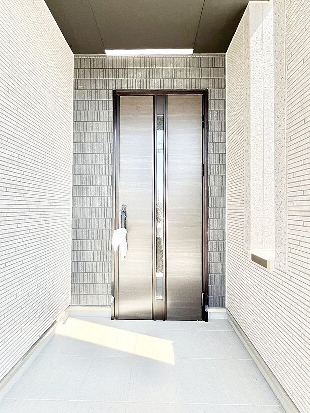 玄関前は雨が降っても濡れにくい屋根付き