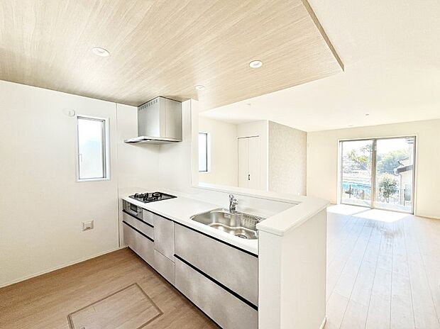 料理をしながらでもご家族との会話を楽しめる対面キッチン