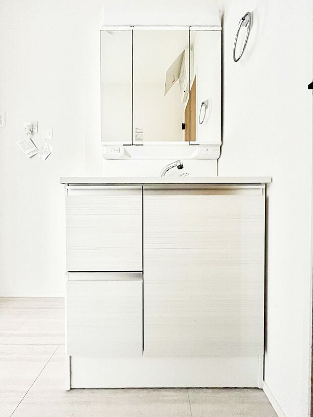 収納力と機能性に優れた洗面化粧台