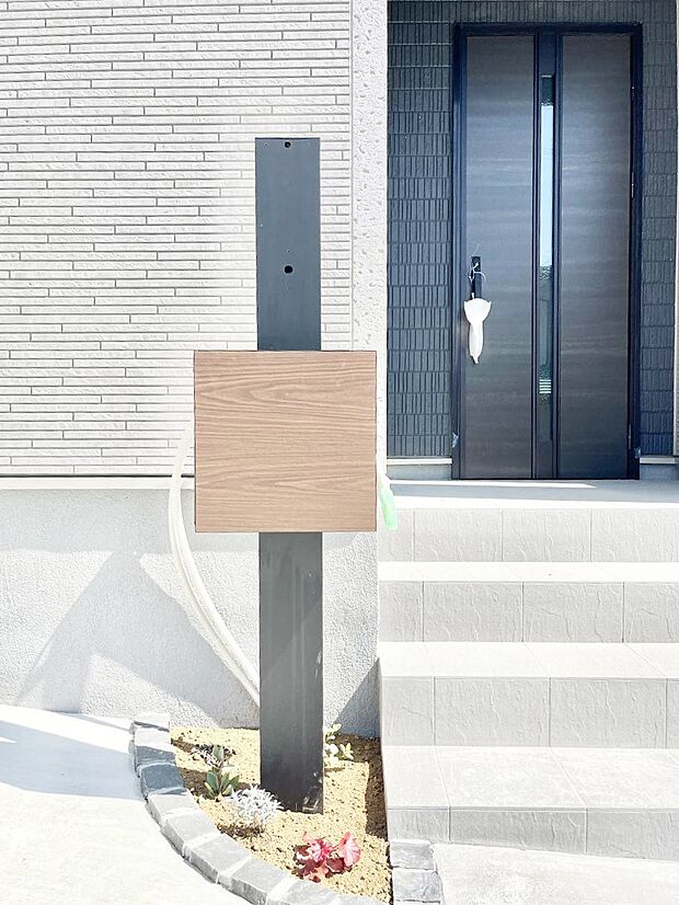 シンプルなデザインのポスト