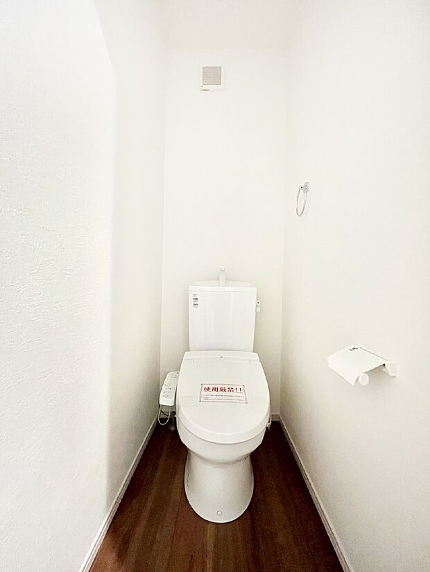 明るく清潔感のあるトイレです。