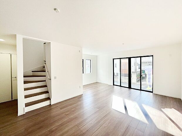 明るい陽光が注ぎ、寛ぎの雰囲気に満たされるダイニング。