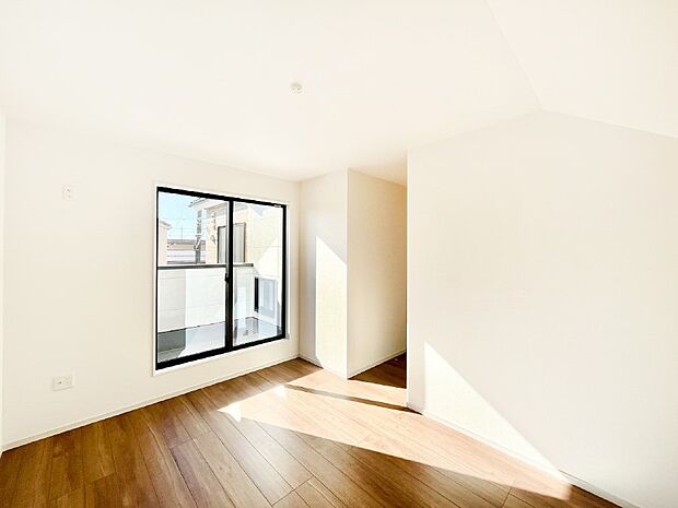 バルコニーが開放感をプラスしてくれる洋室