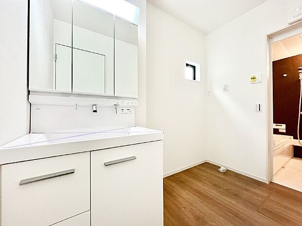 清潔感ある洗面化粧室で朝の身支度も快適