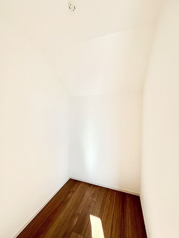 ウォークインクローゼット付きで生活空間を広く利用できます。