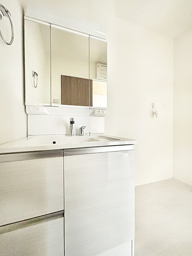 収納力と機能性に優れた洗面化粧台