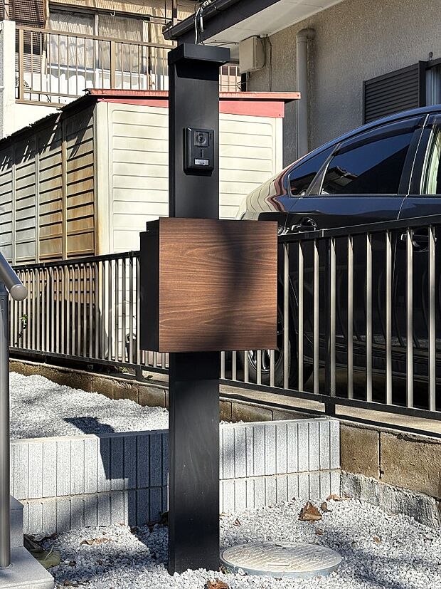 シンプルデザインのポスト。