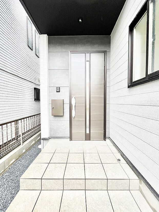 大切な家族、来客を出迎える玄関。