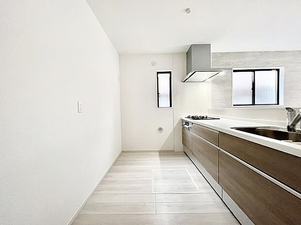 爽やかな風が通り抜けるキッチン。窓があるので明るく換気にも役立ちます。