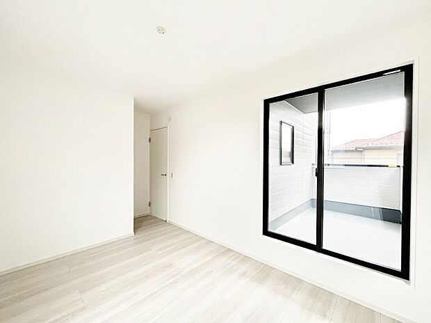 明るいバルコニーサイドに洋室を設置。目覚めの良い寝室に。