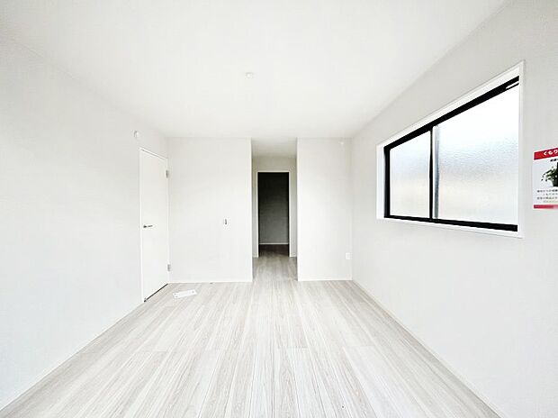 やさしい光がさしこむ居室はしっかり収納付き