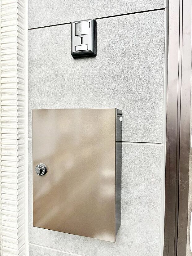 シンプルデザインのポスト。