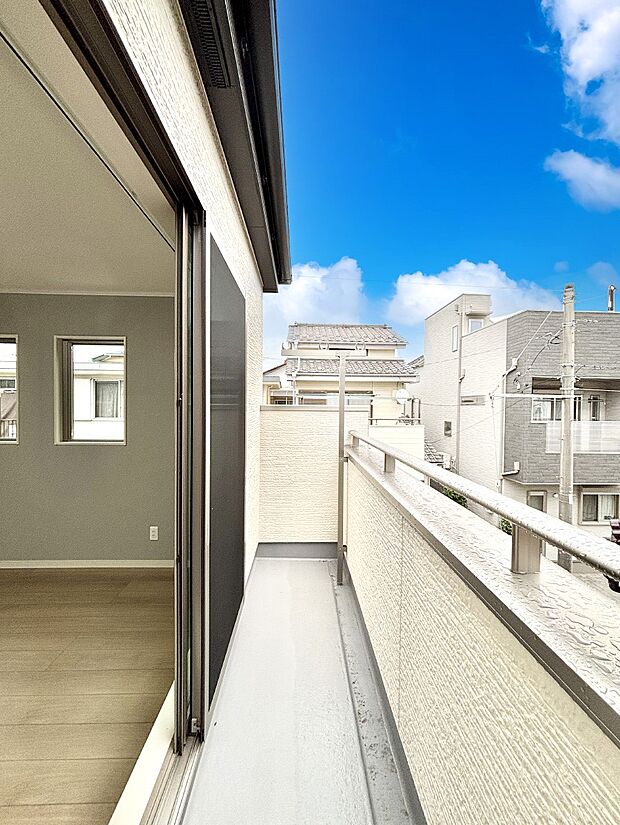 ゆったりバルコニーだから沢山お洗濯ものを干せます。