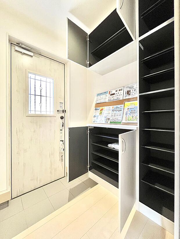 たっぷり収納できるシューズボックスで家族全員の靴も、玄関すっきり。