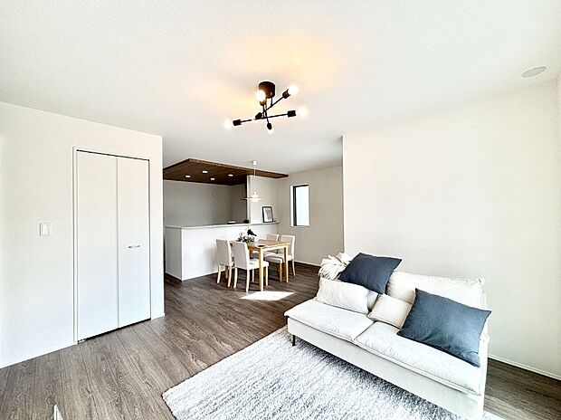 ご家族の賑やかな話し声で包まれる明るいリビング