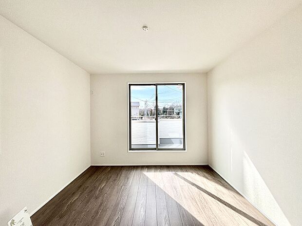 窓からのやさしい光が心地よいプライベートルーム