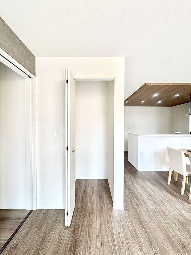 リビング収納。ここに収納があると物が集まるLDKがスッキリ片付きそうですね。