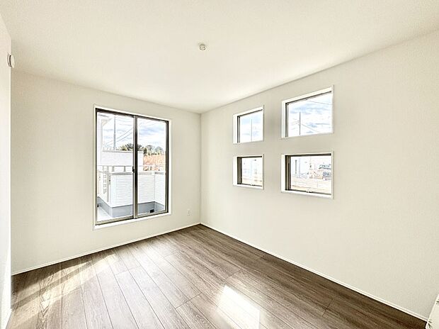 バルコニーが開放感をプラスしてくれる洋室