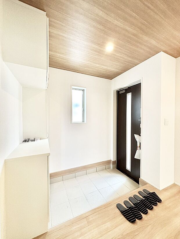 明るい玄関はお客様をお出迎えするのにぴったりです！ 