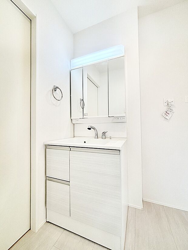 収納力と機能性に優れた洗面化粧台