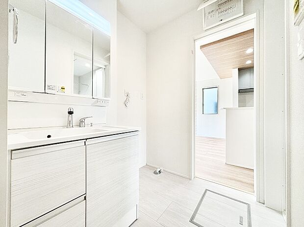 清潔感のある快適空間です。毎日の身支度も気持ち良くお使い頂けます。