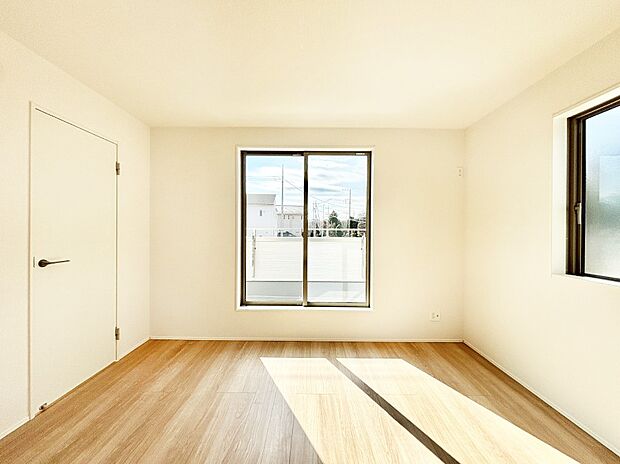 バルコニーが開放感をプラスしてくれる洋室