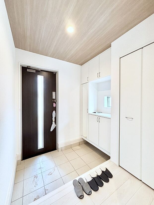 ガラススリットの入った玄関ドアが室内に光を届けてくれます