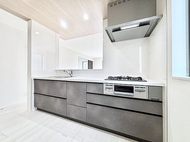 リビングで遊ぶお子様を見守りながらお料理ができる対面キッチン。