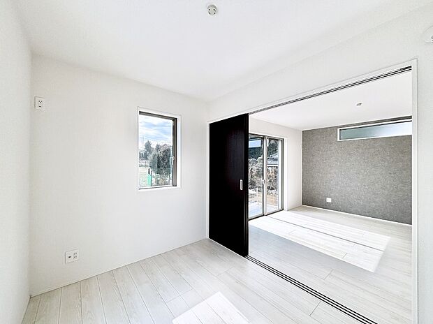 リビング隣接の洋室は個室としても利用できます