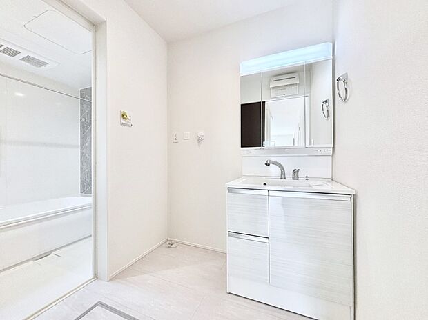 清潔感のある快適空間です。毎日の身支度も気持ち良くお使い頂けます。