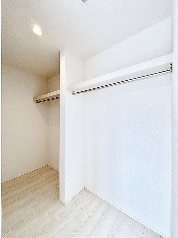 衣類をハンガーに掛けたまま収納できるWIC。衣類の整理整頓がしやすくて便利です!