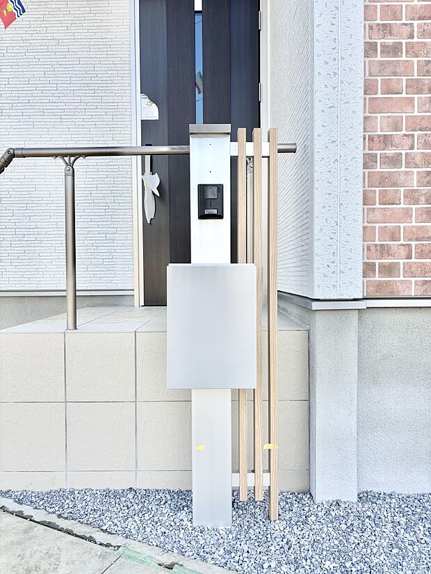 表札・インターホン・ポストをひとつに集約。エントランスになじむシンプルデザイン。