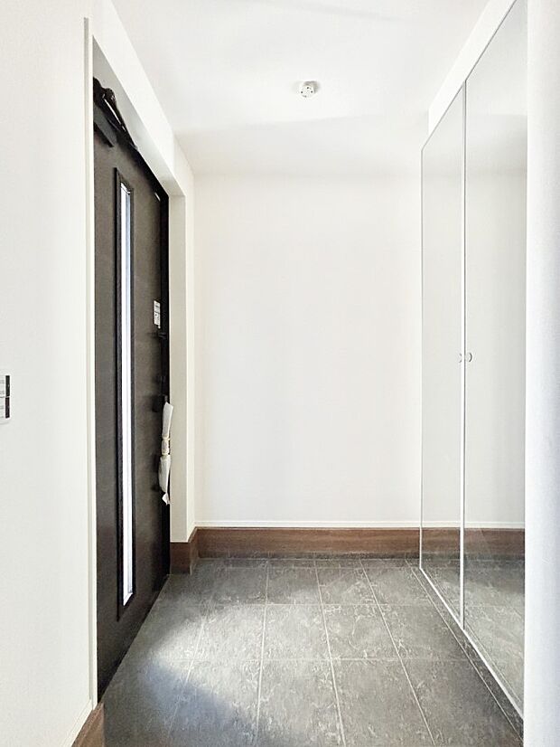 ミラー付きシューズボックスはお出かけ前の身だしなみチェックに便利