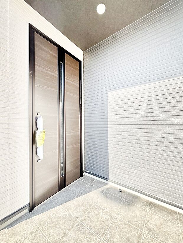 住まいの顔を演出する、玄関ドア。