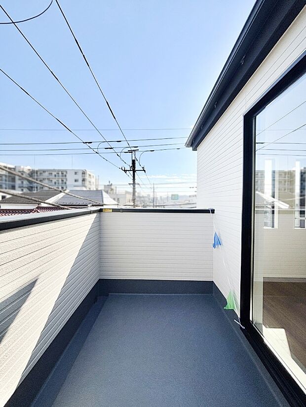 ゆったりバルコニーだから沢山お洗濯ものを干せます。