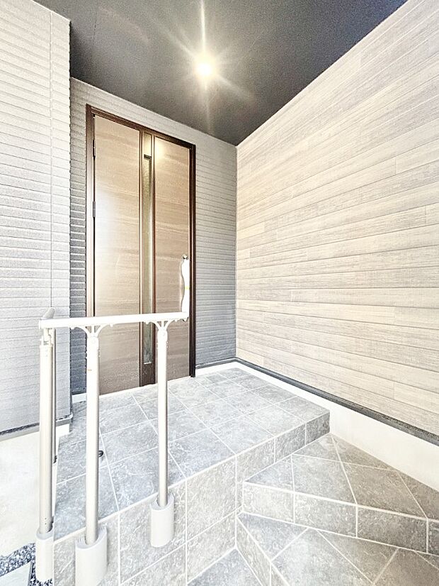 玄関前は雨が降っても濡れにくい屋根付き