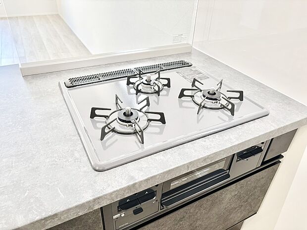 ガスコンロはＳｉセンサー搭載。火力調節や焦げ付き・消し忘れも防いでくれます。