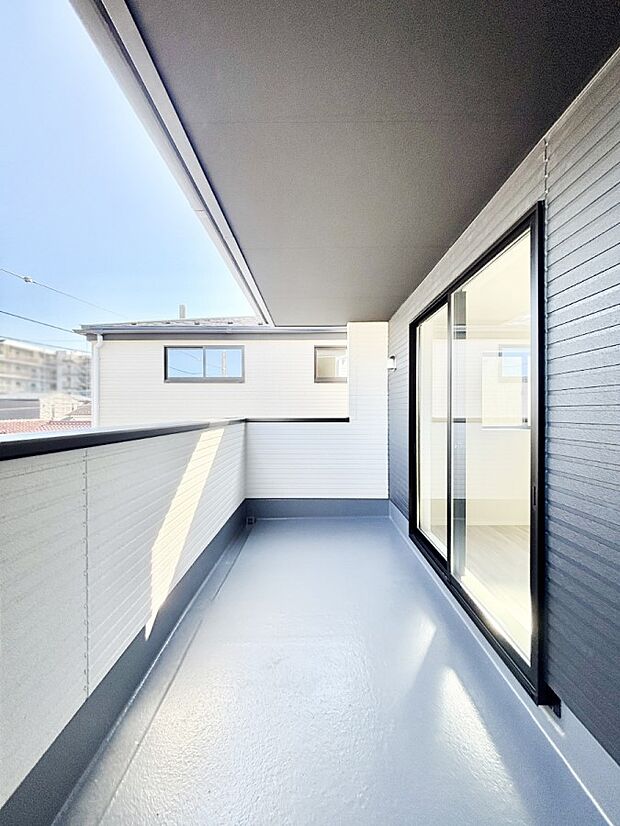 ゆったりバルコニーだから沢山お洗濯ものを干せます。