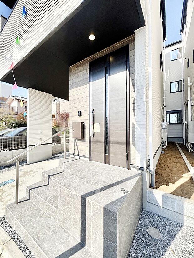 大切な家族、来客を出迎える玄関。