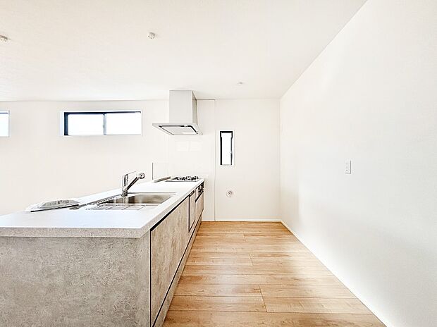 爽やかな風が通り抜けるキッチン。窓があるので明るく換気にも役立ちます。