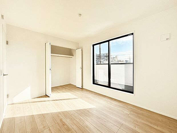 明るいバルコニーサイドに洋室を設置。目覚めの良い寝室に。