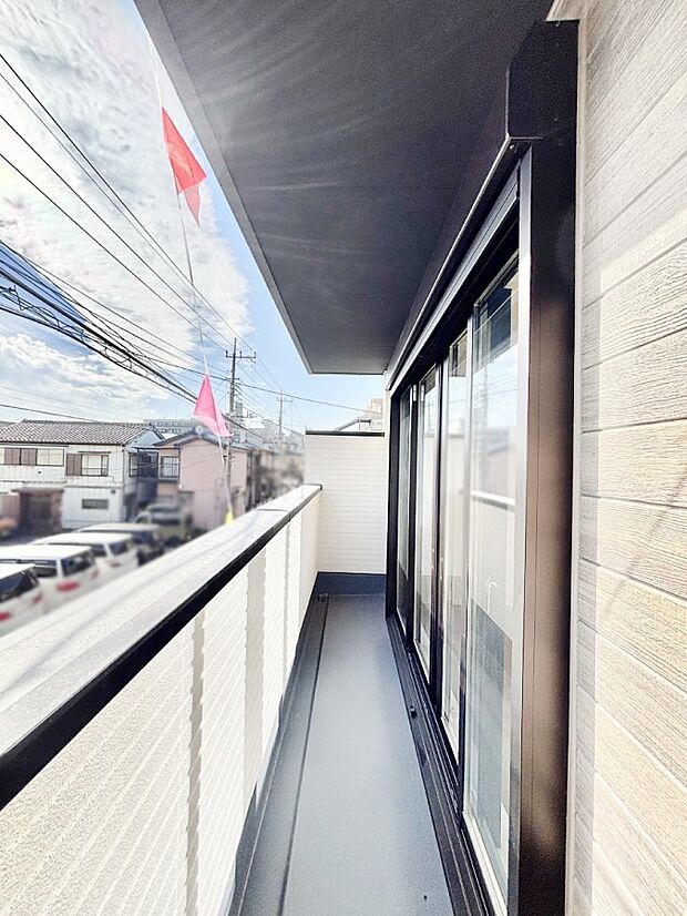 ゆったりバルコニーだから沢山お洗濯ものを干せます。