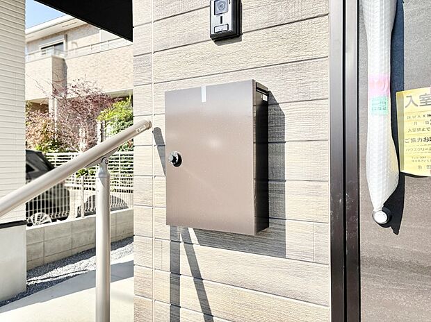 シンプルデザインのポスト。