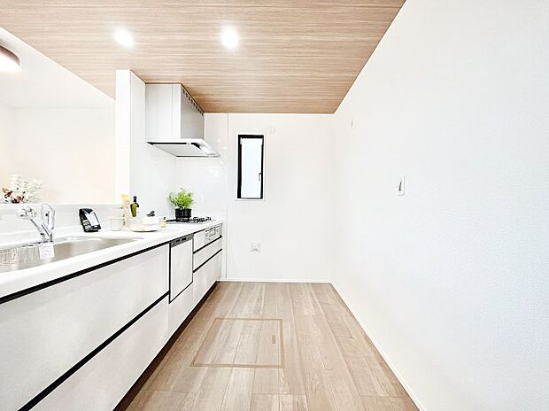 爽やかな風が通り抜けるキッチン。窓があるので明るく換気にも役立ちます。