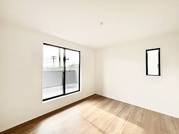 明るいバルコニーサイドに洋室を設置。目覚めの良い寝室に。 