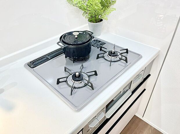 ガスコンロはＳｉセンサー搭載。火力調節や焦げ付き・消し忘れも防いでくれます。